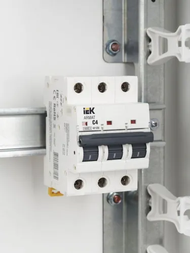 Выключатель автоматический модульный 3п C 4А M10N ARMAT IEK AR-M10N-3-C004 фото 3