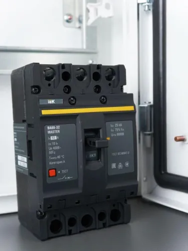 Выключатель автоматический 3п 63А 25кА ВА88-32 MASTER IEK SVA10-3-0063-02 фото 2