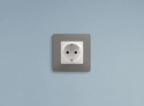 Розетка 1-м СП Etika 16А IP31 250В 2P+E с заземл. защ. шторки немецк. стандарт винтов. клеммы механизм бел. IEK 672222 фото 6