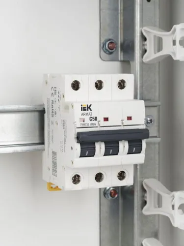Выключатель автоматический модульный 3п C 50А M10N ARMAT IEK AR-M10N-3-C050 фото 3