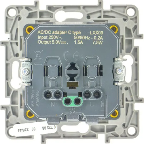 Розетка USB C Etika 16А 250В 1500мА 7.5Вт с заземл. защ. шторки безвинт. зажимы сл. кость IEK 672388 фото 4