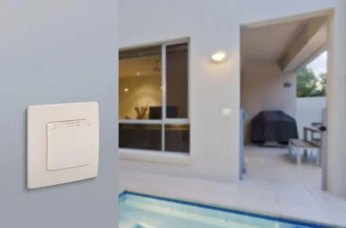 Розетка 1-м СП Etika 16А IP44 250В с заземл. со шторками с защ. крышкой безвинтов. зажимы сл. Кость IEK 672326 фото 4