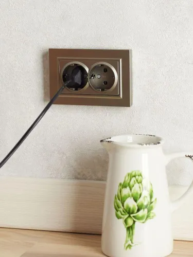 Розетка 2-м СП BRITE РСш12-3-БрШ 16А в сборе с заземл. защ. шторки шампань IEK BR-R24-16-K37-F фото 2