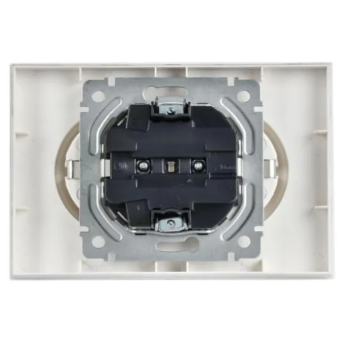Розетка 2-м СП BRITE РСш12-3-БрАБ 16А в сборе с заземл. защ. шторки арктич. бел. IEK BR-R24-16-K91-F фото 3
