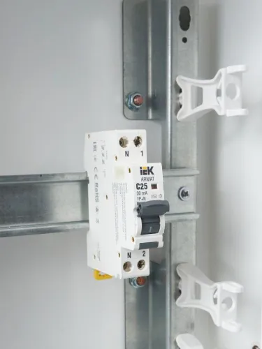 Выключатель автоматический дифференциального тока 2п (1P+N) C 25А 30мА тип AC АВДТ B06S 18мм ARMAT IEK AR-B06S-1N-C25C030 фото 2