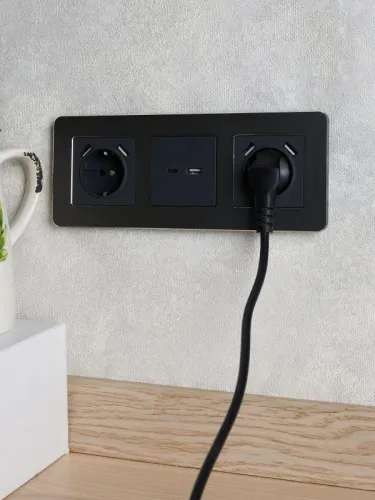 Розетка BRITE РЮш10-2-БрГ 16А с USB A+A 3.1А с заземл. защ. шторки механизм графит IEK BR-R14-16-U21-D31-K53 фото 3