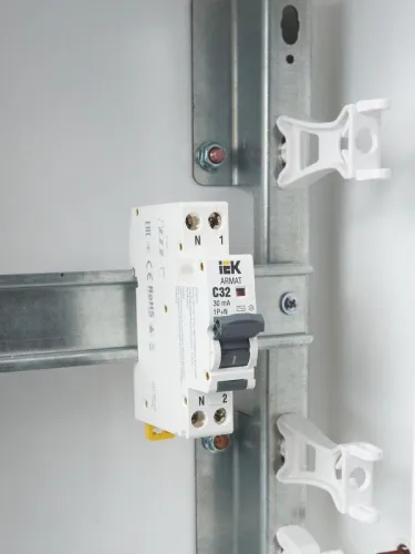 Выключатель автоматический дифференциального тока 2п (1P+N) C 32А 30мА тип AC АВДТ B06S 18мм ARMAT IEK AR-B06S-1N-C32C030 фото 3