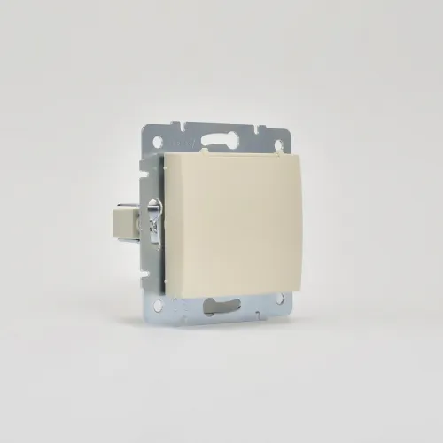 Розетка 1-м СП Karina с заземл. с крышкой термопласт механизм крем. LEZARD 707-0388-123B фото 3