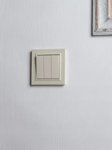 Выключатель 3-кл. СП BRITE ВС10-3-0-БрКр 10А механизм беж. IEK BR-V30-0-10-K10 фото 7