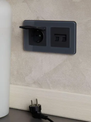 Розетка BRITE РСбш10-3-БрГ 16А IP20 с заземл. защ. шторки с крышкой механизм графит IEK BR-R16-16-K53 фото 3