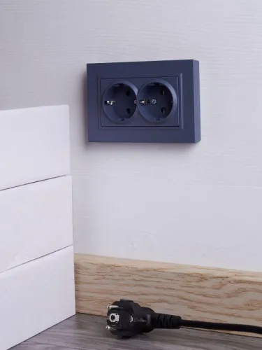 Розетка 2-м СП BRITE РСш12-3-БрМ 16А в сборе с заземл. защ. шторки маренго IEK BR-R24-16-K35-F фото 6