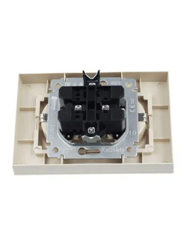 Розетка 2-м СП BRITE РСш12-3-БрКр 16А в сборе с заземл. защ. шторки беж. IEK BR-R24-16-K10-F фото 6