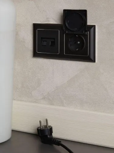 Розетка BRITE РСбш10-3-БрЧ 16А IP20 с заземл. защ. шторки с крышкой механизм черн. IEK BR-R16-16-K02 фото 8