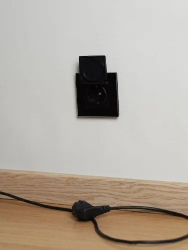 Розетка BRITE РСбш10-3-44-БрЧ 16А IP44 с заземл. защ. шторки с крышкой механизм черн. IEK BR-R16-16-44-K02 фото 4