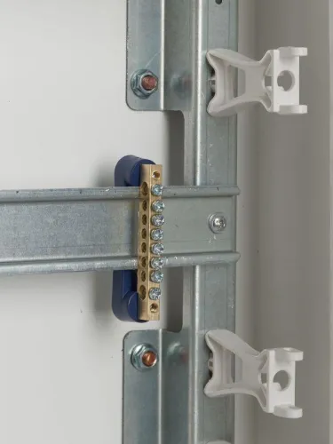 Шина нулевая ШНИ-6х9-8 У2-С на 2х угл. изол. IEK YNN10-69-8C2-K07 фото 2