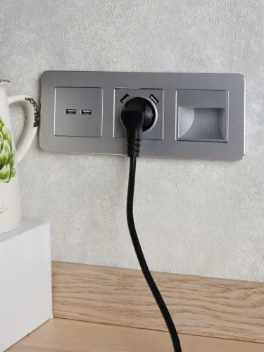 Розетка BRITE РЮш10-1-БрА 16А с USB A+A 2.1А с заземл. защ. шторки механизм алюм. IEK BR-R14-16-U21-D21-K47 фото 7