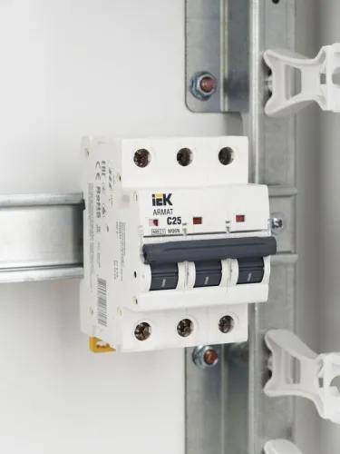 Выключатель автоматический модульный 3п C 25А M06N ARMAT IEK AR-M06N-3-C025 фото 3