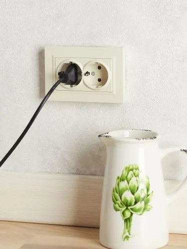 Розетка 2-м СП BRITE РСш12-3-БрКр 16А в сборе с заземл. защ. шторки беж. IEK BR-R24-16-K10-F фото 2