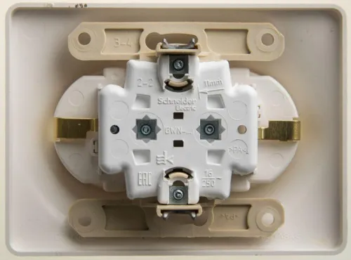 Розетка 2-м СП Glossa 16А IP20 250В с заземл. защ. шторки в сборе перламутр. SE GSL000626 фото 2