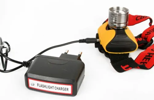 Фонарь аккумуляторный налобный E157 CREE 3Вт фокус 2 режима 220В пластик. желт. (бокс) Ultraflash 12351 фото 4