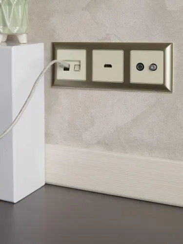 Рамка 3-м BRITE РУ-3-Бр беж./шампань IEK BR-M32-12-3-K10 фото 3