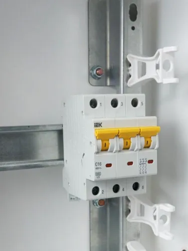 Выключатель автоматический модульный 3п C 16А 6кА ВА47-60M KARAT IEK MVA31-3-016-C фото 3
