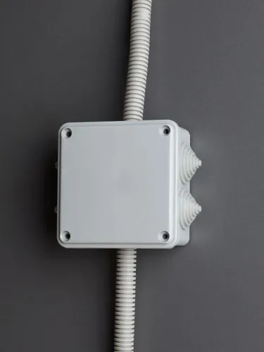 Коробка распаячная ОП КМ 100х100х45 IP44 6 вводов (RAL7035) IEK UKO11-100-100-045-K41-44 фото 5