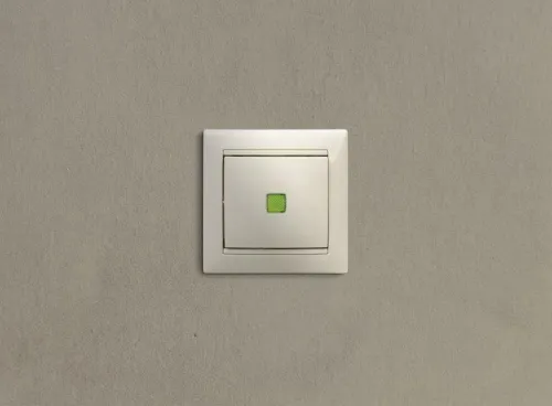 Выключатель 1-кл. СП Valena 10А IP31 250В с зел. индикацией механизм сл. кость IEK 774310 фото 3