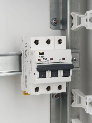 Выключатель автоматический модульный 3п C 50А M06N ARMAT IEK AR-M06N-3-C050 фото 3