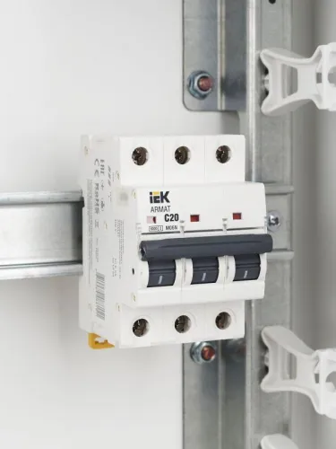 Выключатель автоматический модульный 3п C 20А M06N ARMAT IEK AR-M06N-3-C020 фото 3